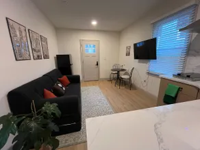 Bed+Living Room Apt with Private Entrance - Image 5