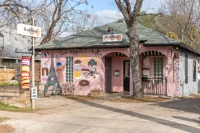 Austin Downtown Gigi’s Cozy Home - Image 3