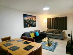 Private 3BR House Near Heathrow, Free Parking, Fast Wi-Fi - Image 3