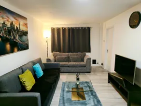 Private 3BR House Near Heathrow, Free Parking, Fast Wi-Fi - Image 2