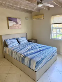 3-Bed Apt w/Pool & AC - Image 5