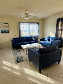 3-Bed Apt w/Pool & AC - Image 3