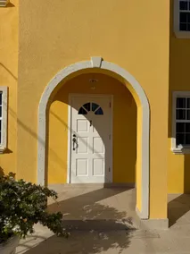 3-Bed Apt w/Pool & AC - Image 2