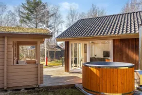 Lovely Holiday Home With Wilderness Bath, Near The Water - Image 2
