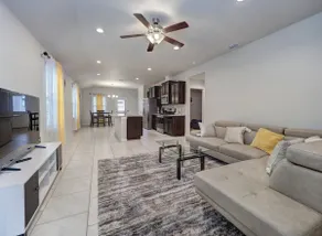 Spacious Coastal Retreat for 6 Guests with Free WiFi - Image 2