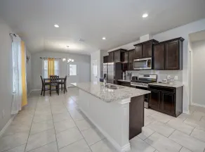 Spacious Coastal Retreat for 6 Guests with Free WiFi - Image 4