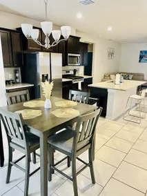 Spacious Coastal Retreat for 6 Guests with Free WiFi - Image 3