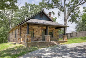 Coco’s Cottage Near Hospitals & McClelland DG Park - Image 2