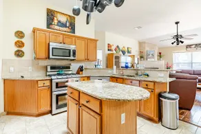 Local POOL~5Bed~Sunroom/Gym/Garage/Backyard~Austin - Image 4