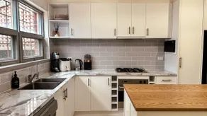 Coast & City Stay | Courtyard & Parking - Image 4