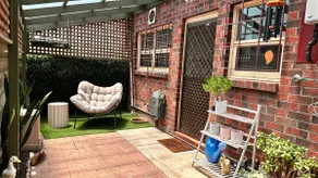 Coast & City Stay | Courtyard & Parking - Image 3