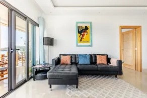 Modern Oceanview Retreat with Balcony and Walk to Bay - Image 2