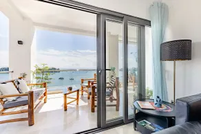 Modern Oceanview Retreat with Balcony and Walk to Bay - Image 5