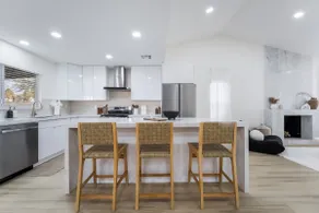 Luxury 3 Bedroom: Newly Renovated Home - Image 3