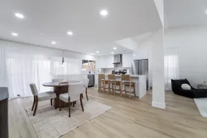 Luxury 3 Bedroom: Newly Renovated Home - Image 2
