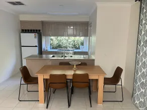 Your Leafy Ivanhoe Retreat - Image 3