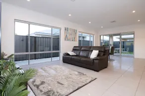 Elegant Henley Brook Escape & space to unwind - Image 2