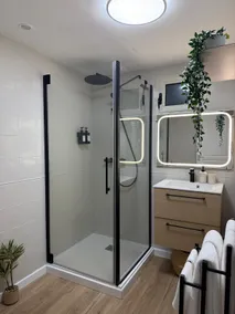 Modern house with king size bed - 5 min airport - Image 4