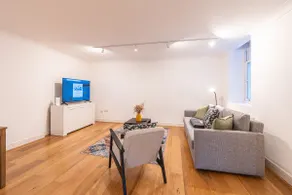 Historic City of London Gem | 1 Min to Cannon St - Image 2