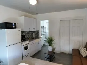 Simple Studio in Hollywood - Image 5