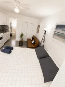 Simple Studio in Hollywood - Image 2