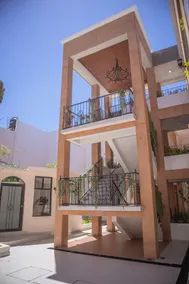 Colonial, cultural, and centrally located loft with a patio - Image 4