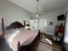 Quaint Trinity Retreat | Starlink | King Bed | - Image 5