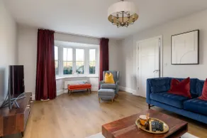 Modern 4-Bed Family Home with 5 Beds & Parking - Image 2