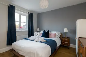 Modern 4-Bed Family Home with 5 Beds & Parking - Image 5