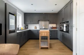 Modern 4-Bed Family Home with 5 Beds & Parking - Image 3