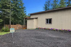 Cozy Retreat w/ Fire Pit, Deck, BBQ, Right Off I-5 - Image 3