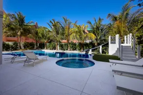 Big Kahuna Steps to Beach w/ Waterslide Pool & Spa - Image 5