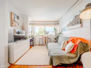 Charming Parkside Haven - Image 3
