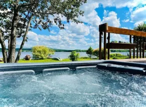 Chalet Le Rondin on the lakefront - Image 2