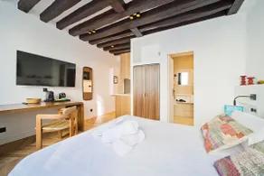 Luxurious Refurbished Studio – Central Paris, A/C - Image 4