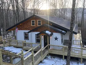 4BR/2BA Mountain Chalet Cabin | 5 Min to Skiing - Image 3