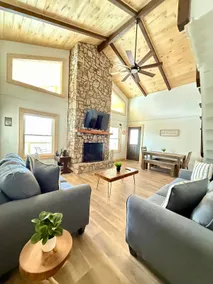 4BR/2BA Mountain Chalet Cabin | 5 Min to Skiing - Image 4