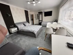 Luton Retreat - Modern 2 Bedroom Studio Near Town Centre, Station and Airport - Image 2