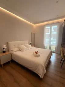 Premium Design Center: 2 Suites & Private Parking - Image 5