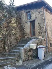 Loft backed by a rock - Image 4