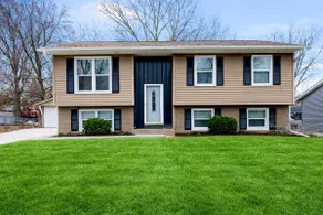 Spacious and Luxurious Single Family Home - Image 2