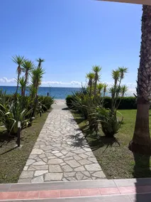 With pool and private beach, 40 m² apartment for 4 people - Image 2