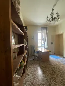 Inzani three-room apartment in the historic center - Image 4