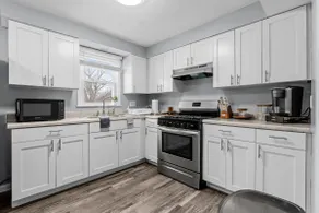 Spacious Home, Walk to Collins Aero - Image 2