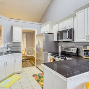 Spacious 4BD RM Pet-Friendly Home With Sunroom - Image 5