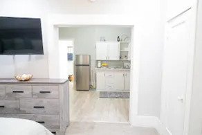 Charming Downtown Studio in a 3-Unit Property - Image 3