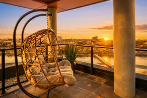 DT Spacious and Vibrant | King Bed| Outdoor Patio - Image 4