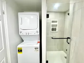 Violet Escape Modern Apt 1B 1B, Kitchen, Parking - Image 5
