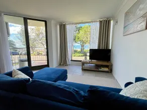 Beachfront Coastal Stay | Walk to Cafés - Image 3