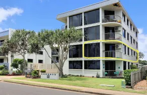 Beachfront Coastal Stay | Walk to Cafés - Image 5